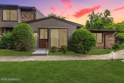 39 Lexington Ct, Red Bank, NJ 07701