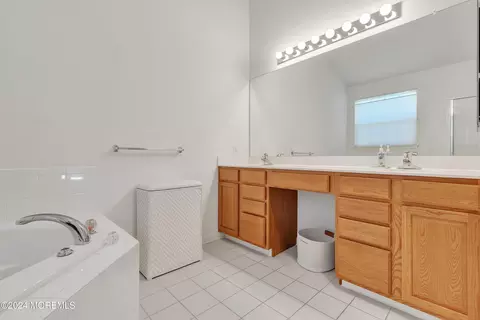Bath - 18 Brattleboro Rd, Jackson, NJ 08527 photo 2 of 5