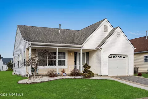 6 Gwyn Ct, Toms River, NJ 08757