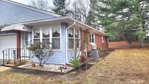 13 Wintergreen Ln #B, Whiting, NJ 08759