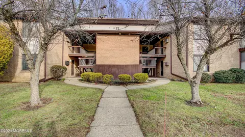 27 Meadow Green Cir #E, Manalapan, NJ 07726