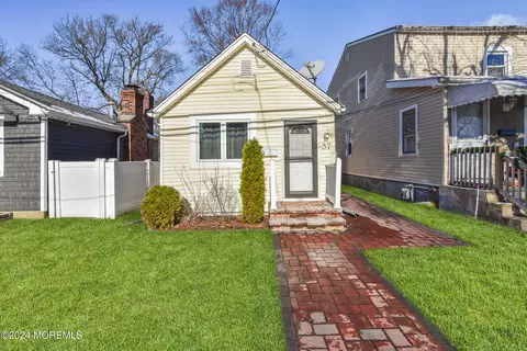 37 Sycamore Ave, Middletown, NJ 07748