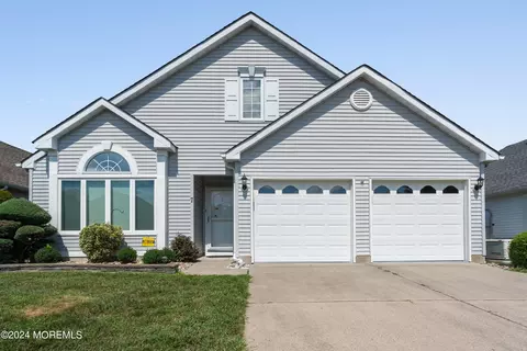 7 Manchester Ct, Jackson, NJ 08527