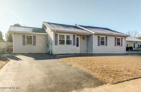 28 N Navajo Dr, Waretown, NJ 08758
