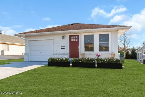 14 Oranjestad St, Toms River, NJ 08757
