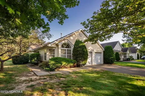 6 Round Valley Ct, Lakewood, NJ 08701