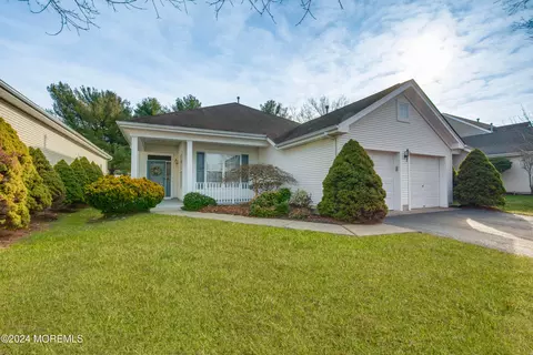 44 Springlawn Dr, Lakewood, NJ 08701