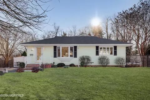 49 Melrose Ter, Middletown, NJ 07748