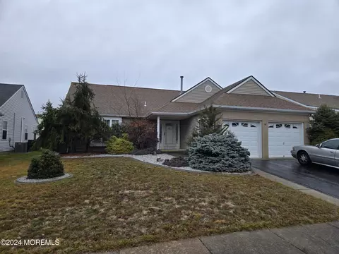 42 Portsmouth Dr, Toms River, NJ 08757