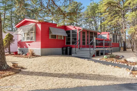 7 Seagull Ct, Whiting, NJ 08759
