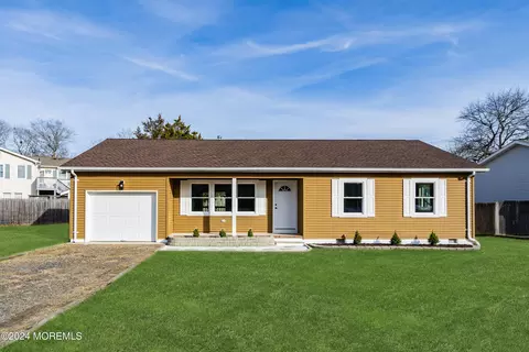 30 Oak Leaf Dr, Little Egg Harbor, NJ 08087