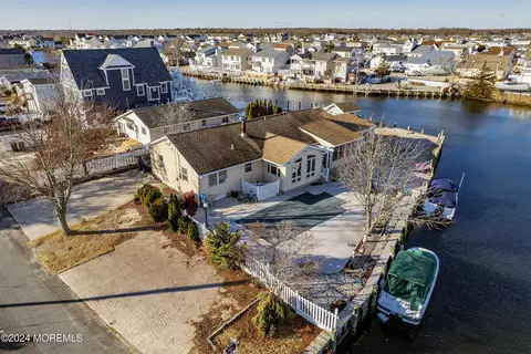 12 Carlyle Dr, Berkeley, NJ 08721