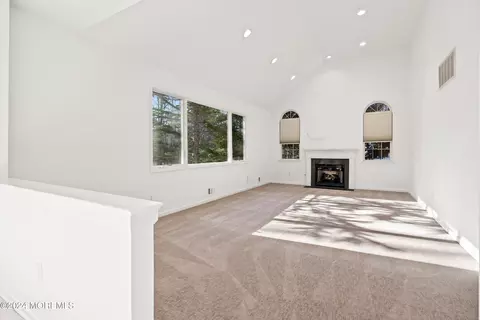 Living - 9 Nancy Ct, Jackson, NJ 08527 photo 4 of 5