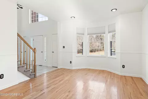 Living - 9 Nancy Ct, Jackson, NJ 08527 photo 2 of 5
