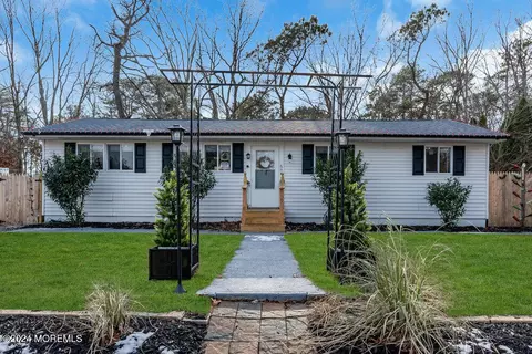 5 Beam Ave, Jackson, NJ 08527