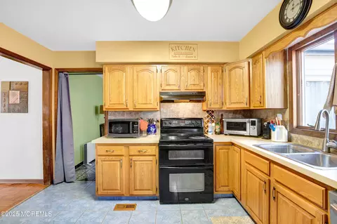 Kitchen - 492 Burke Rd, Jackson, NJ 08527 photo 3 of 4