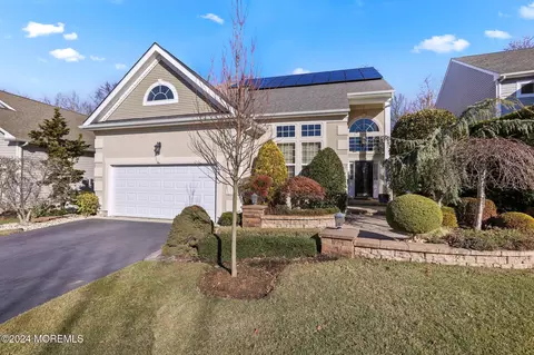 77 Wintergreen Dr, Manalapan, NJ 07726