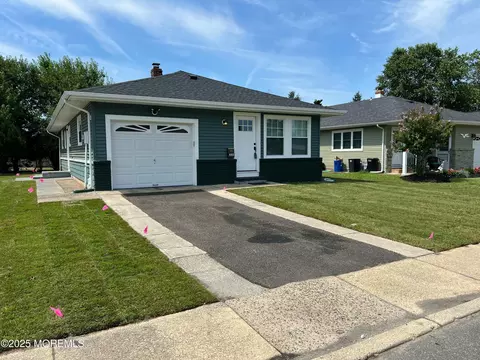 482 Jamaica Blvd, Toms River, NJ 08757