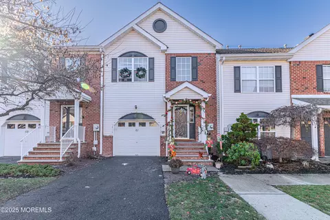 61 Heron Ct, Manalapan, NJ 07726