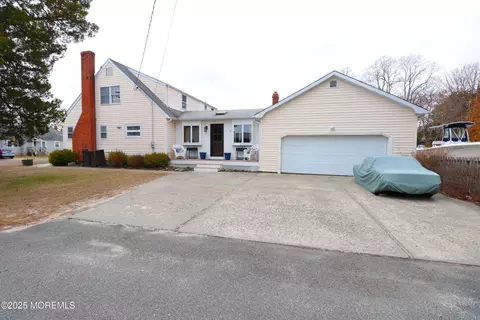 114 Station Dr, Forked River, NJ 08731