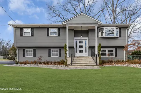 27 Hamilton Ave, Morganville, NJ 07751