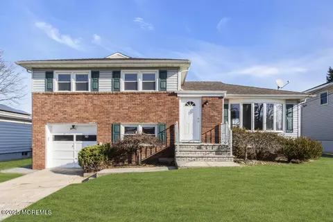 20 Dixon Dr, Woodbridge, NJ 07095
