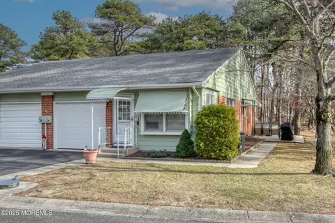 17 Monticello Dr #B, Whiting, NJ 08759