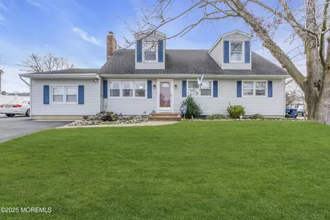 21 Nautilus St, Beachwood, NJ 08722