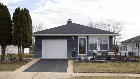 18 Roman St, Toms River, NJ 08757