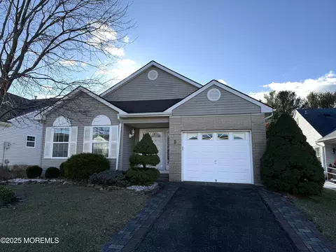5 Trent Dr, Toms River, NJ 08757
