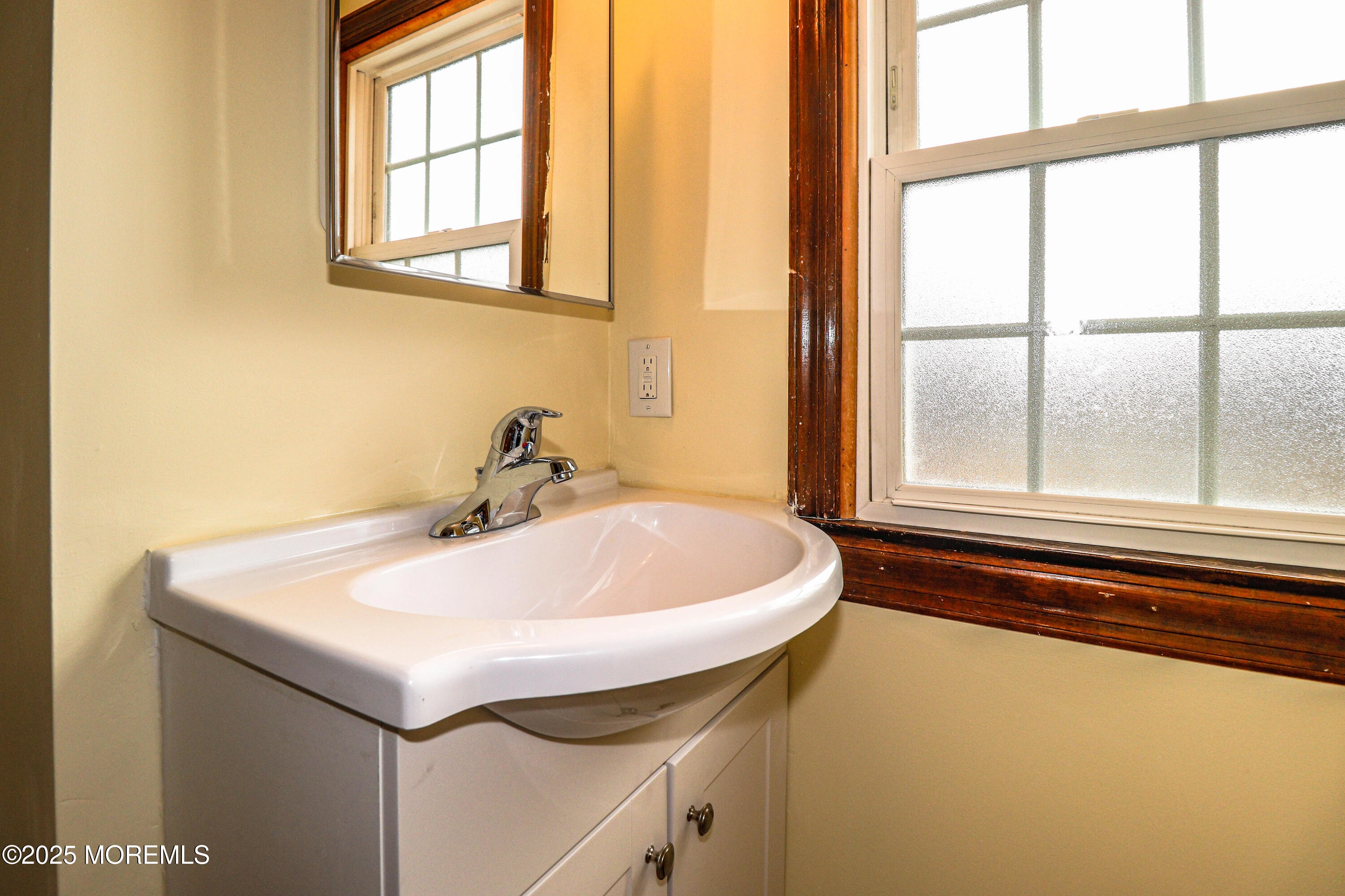 Bath - 4 Pelham Ave, Edison, NJ 08817 photo 4 of 5