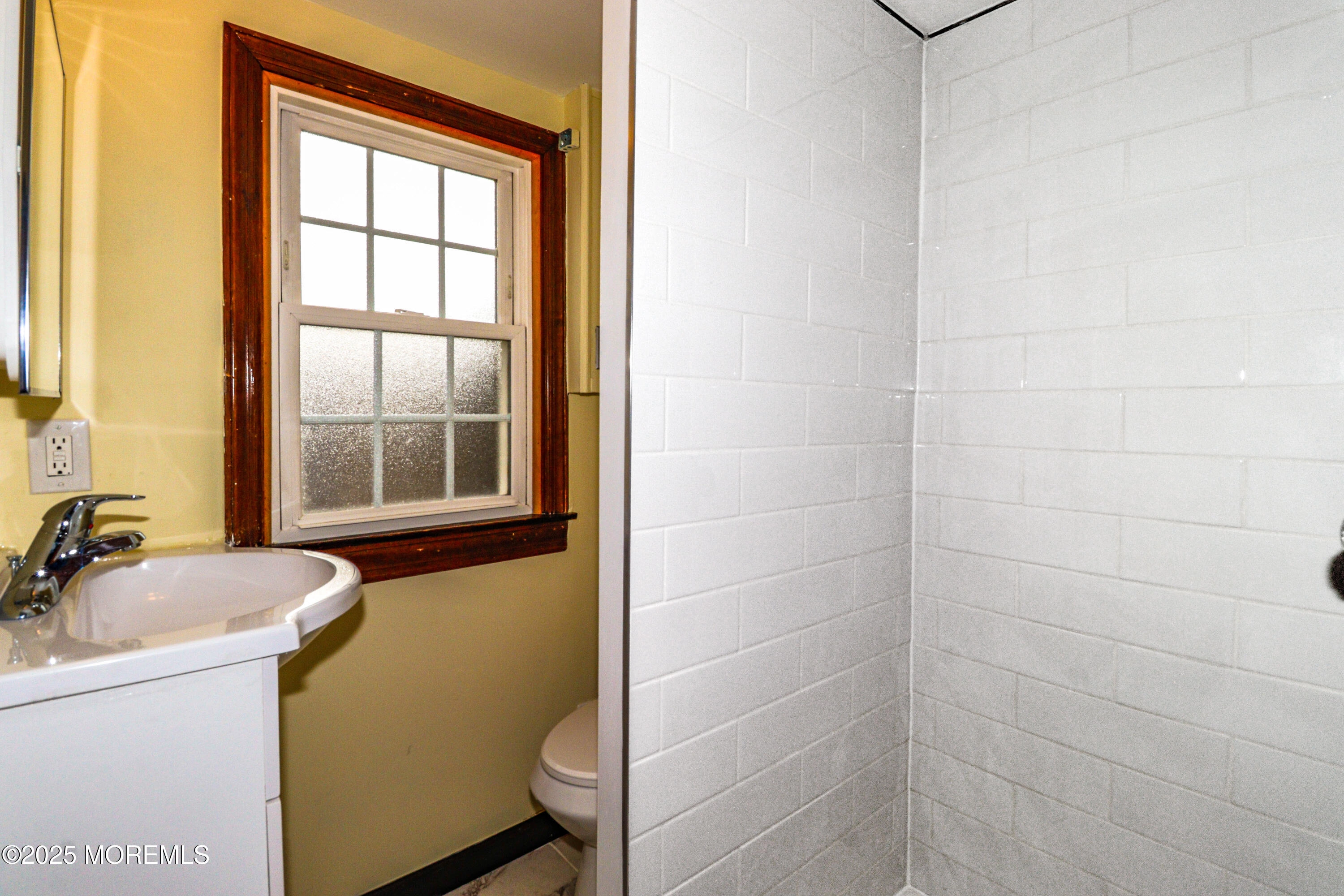 Bath - 4 Pelham Ave, Edison, NJ 08817 photo 3 of 5