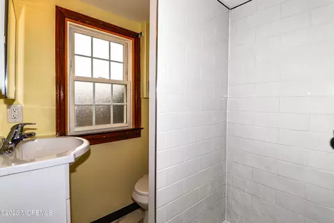 Bath - 4 Pelham Ave, Edison, NJ 08817 photo 3 of 5
