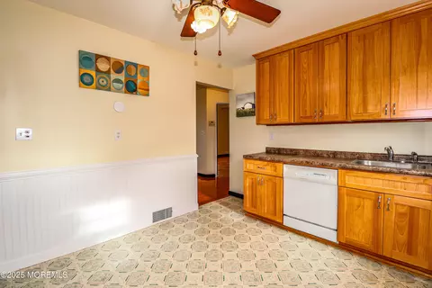 Kitchen - 4 Pelham Ave, Edison, NJ 08817 photo 4 of 5