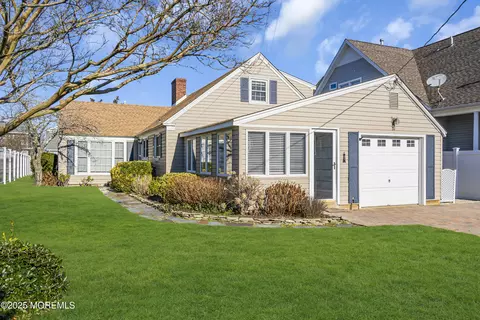 31 Dickman Dr, Lavallette, NJ 08735