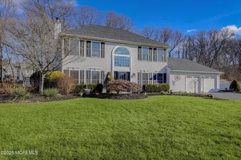 12 Sunnywoods Ln, Manalapan, NJ 07726