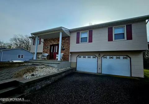 102 Old Bridge Dr, Howell, NJ 07731