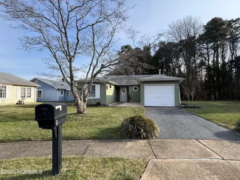 1 Cascade Ct, Brick, NJ 08724