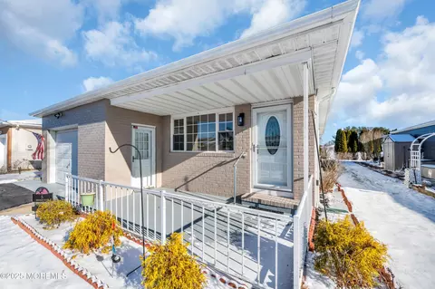 5 Miramar Ct, Toms River, NJ 08757