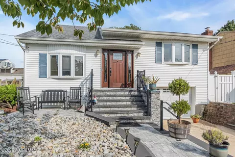 8 Thompson Ave, Leonardo, NJ 07737