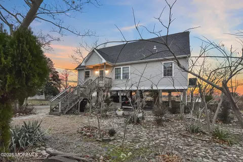 636 Main St, Belford, NJ 07718