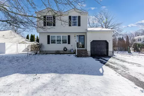 14 Cove St, Barnegat, NJ 08005