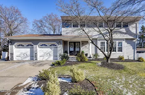 24 Iroquois Dr, Parlin, NJ 08859