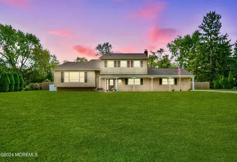 16 Mulberry Ln, Freehold, NJ 07728