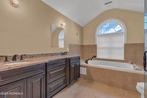 Bath - 67 Picadilly Dr, Jackson, NJ 08527 photo 3 of 6