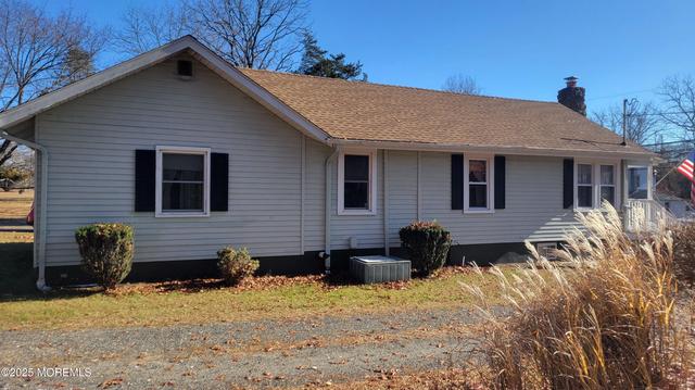 314 W Farms Rd, Farmingdale, NJ 07727