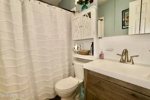 Bath - 8 Sutton Dr, Brick, NJ 08724 photo 1 of 4