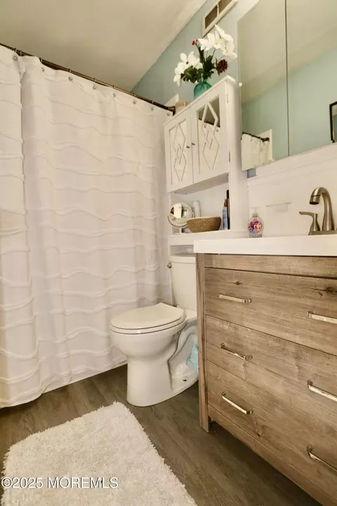 Bath - 8 Sutton Dr, Brick, NJ 08724 photo 2 of 4