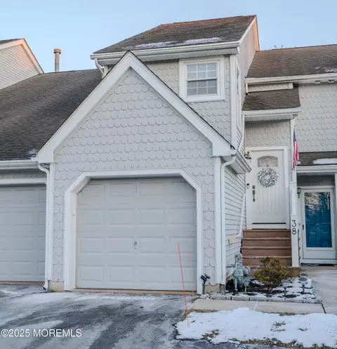 38 Poplar Pl, Freehold, NJ 07728