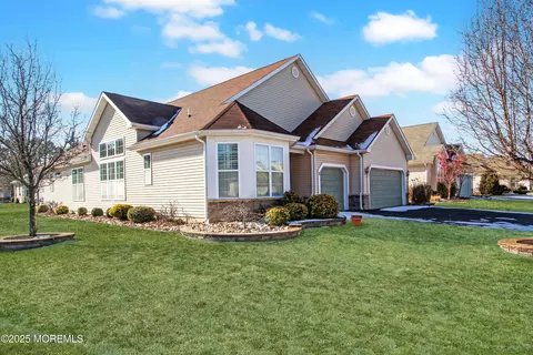 1 Woodview Dr, Whiting, NJ 08759